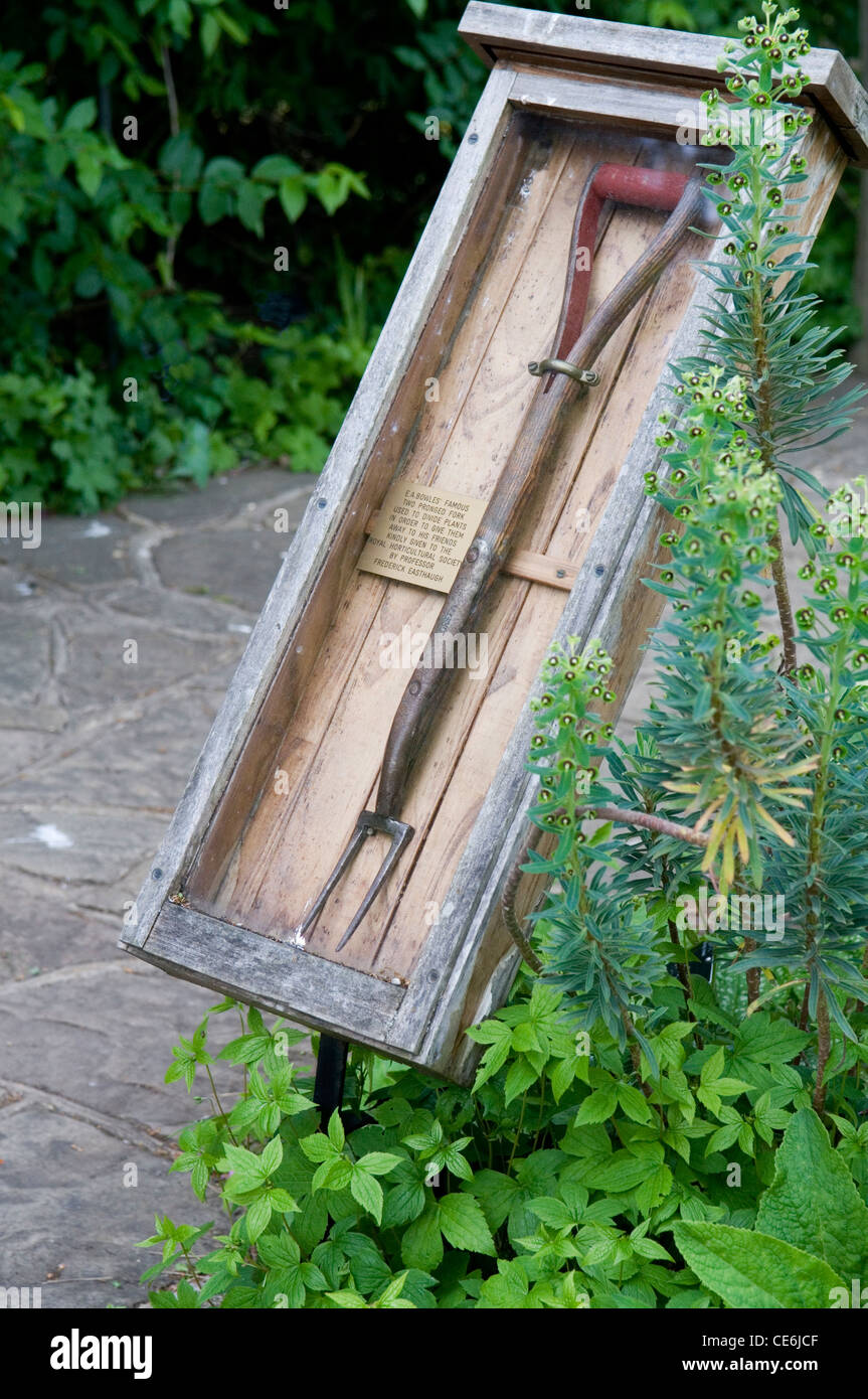 E EINE BOWLES BERÜHMTEN ZWEI ZINKIGE GABEL RHS GARDEN WISLEY GEHALTEN Stockfoto