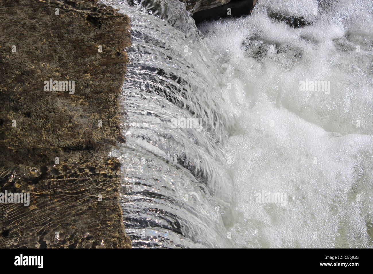 Wasser stürzt über diese kleinen Wasserfall auf dem San Antonio River Stockfoto