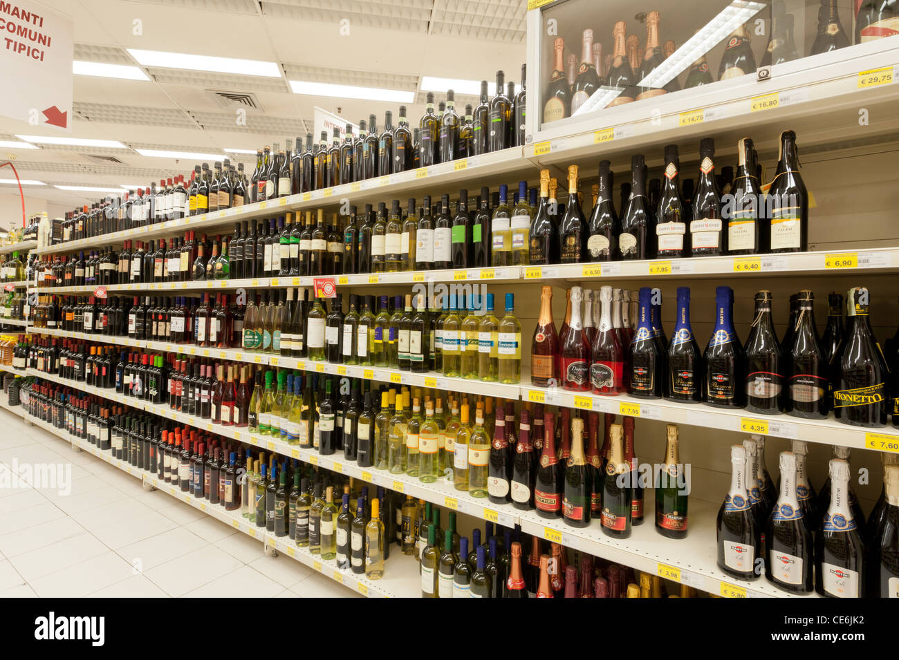 Weinflaschen im Supermarkt Stockfoto