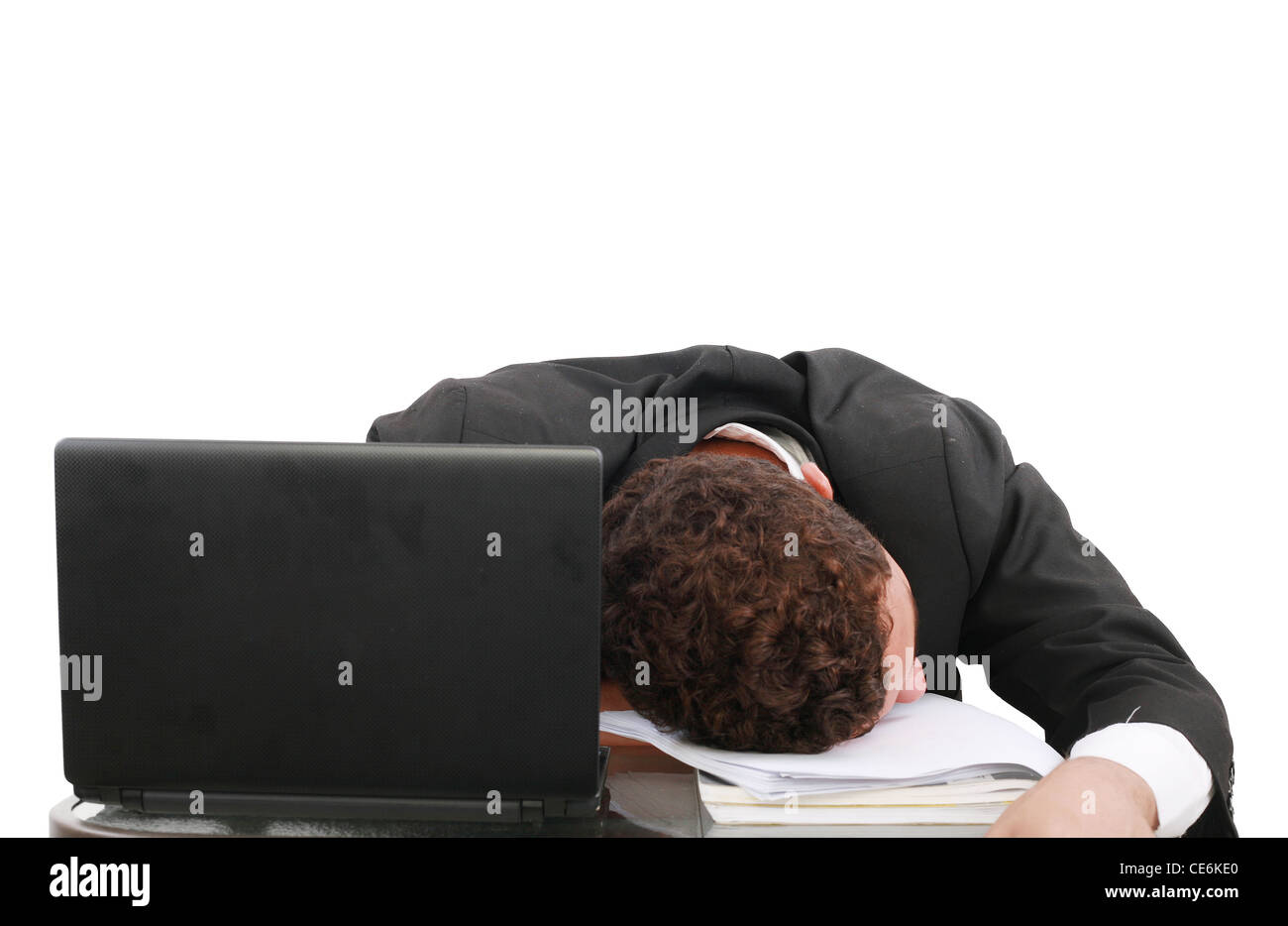 junger Geschäftsmann, schlafen auf dem laptop Stockfoto