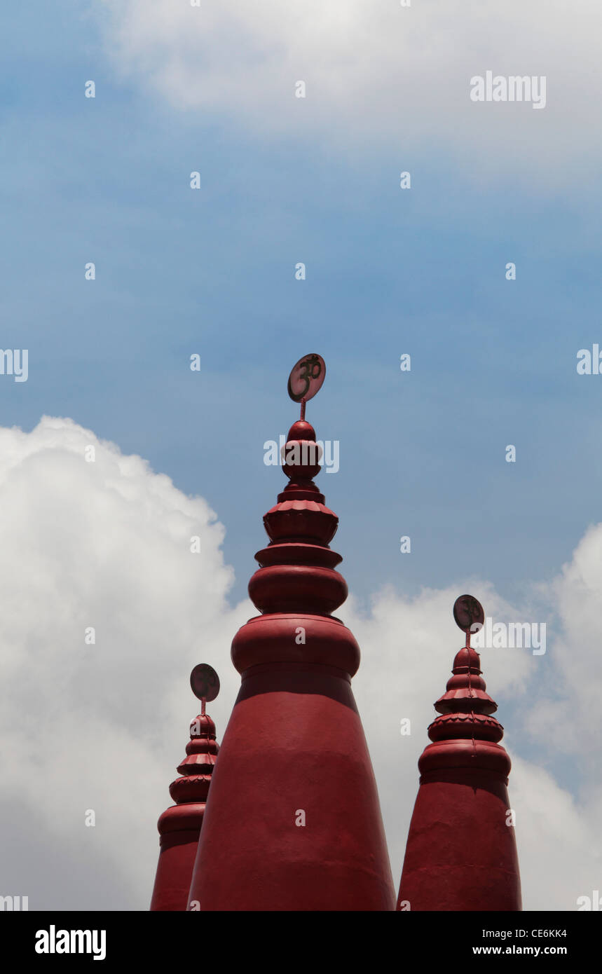 Roten Türmen der Hindu-Tempel mit OM in Sanskrit an der Spitze. Stockfoto