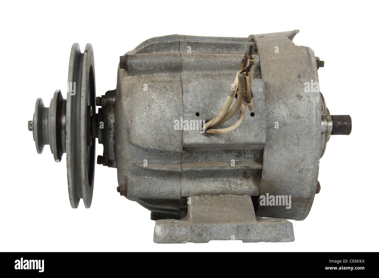 Alten Elektromotor mit einem Flaschenzug, isoliert auf weißem Hintergrund Stockfoto