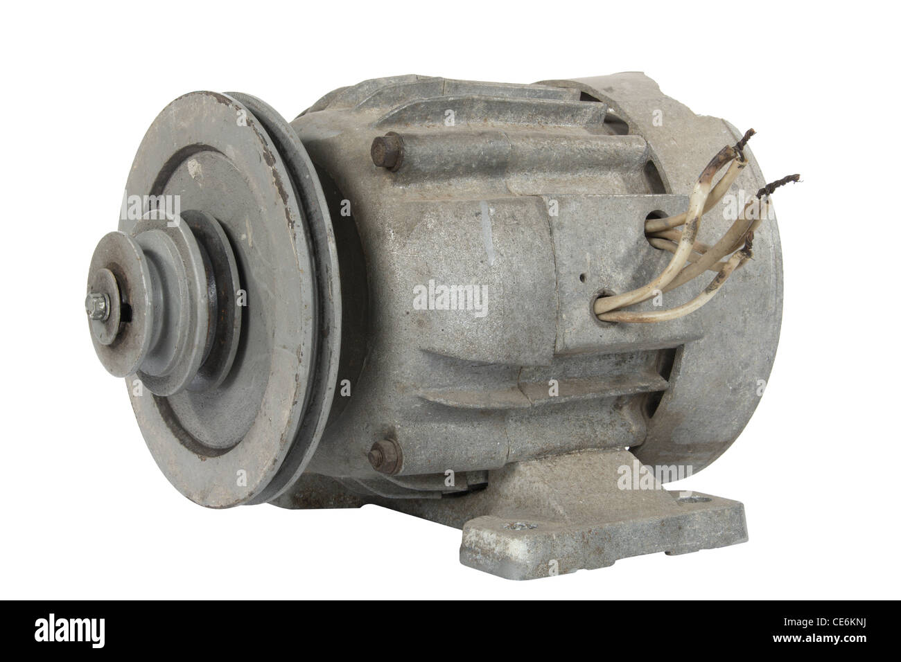 Alten Elektromotor mit einem Flaschenzug, isoliert auf weißem Hintergrund Stockfoto