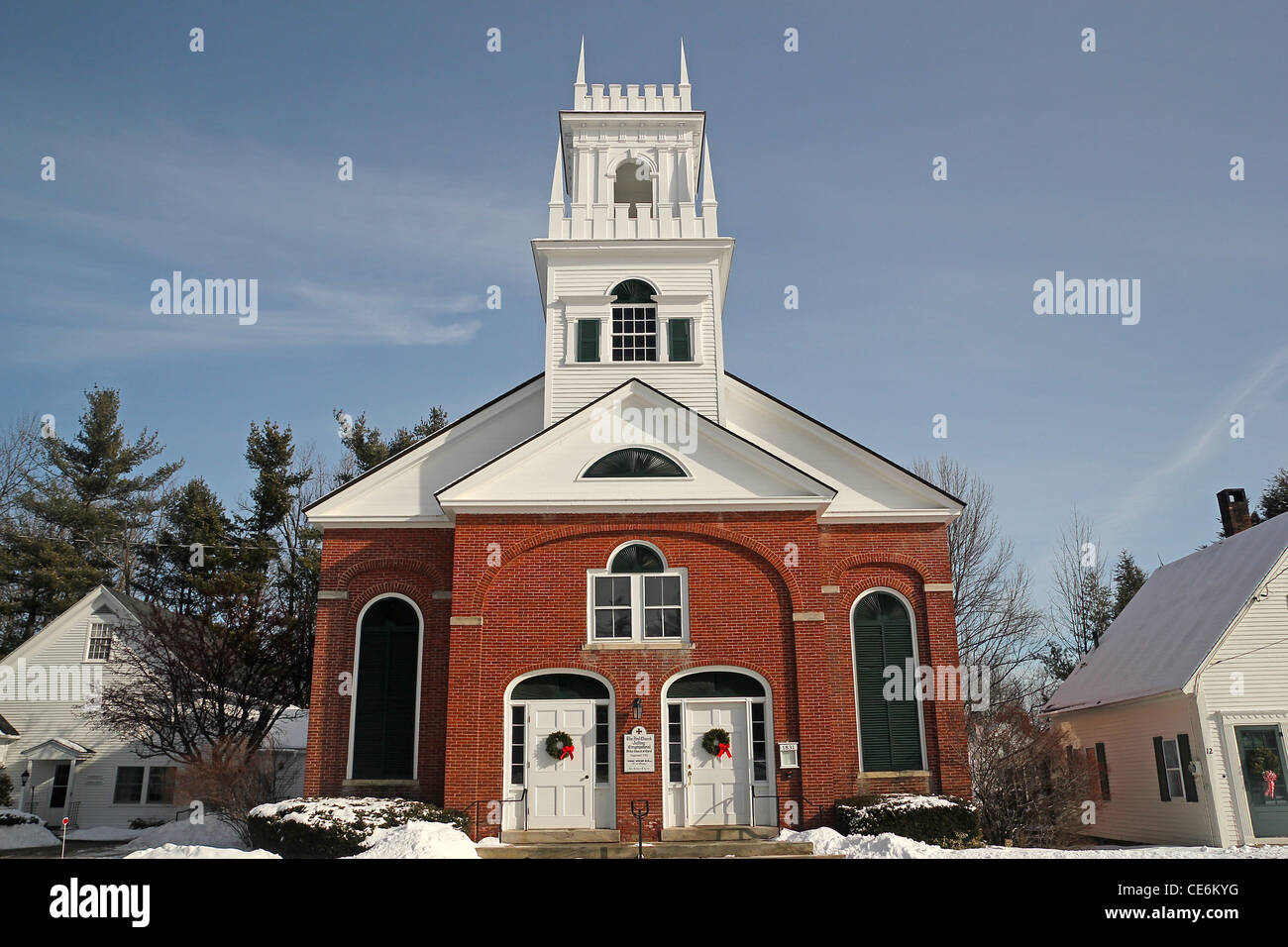 Ein Winter-Ausblick auf eine Kirche in Jaffrey Center, neue Hamphshire Stockfoto