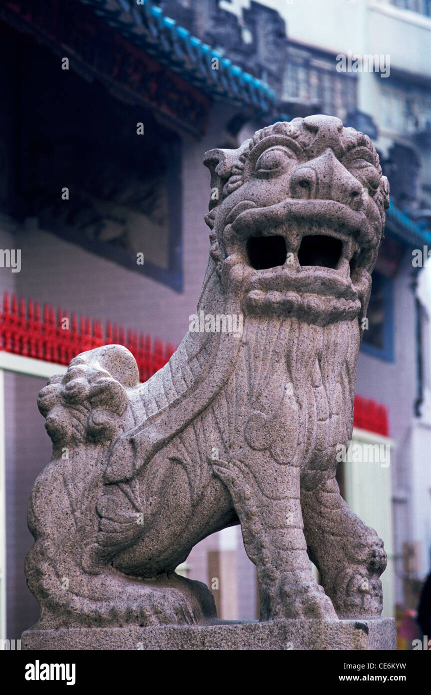 China, Hong Kong, Hollywood Road, Löwenstatue in Man Mo Tempel Stockfoto