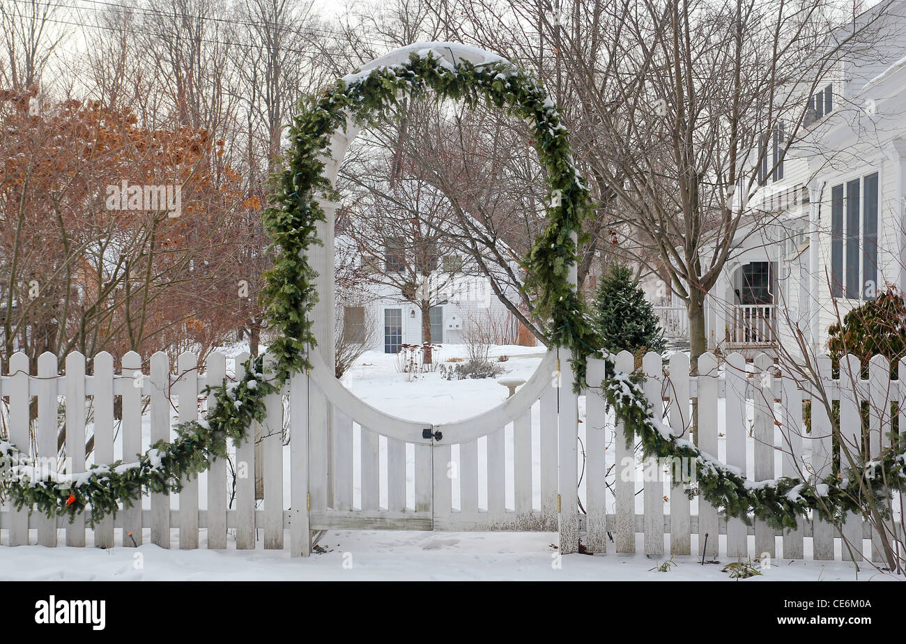 Girlande Dekoration ein Tor im winter Stockfoto