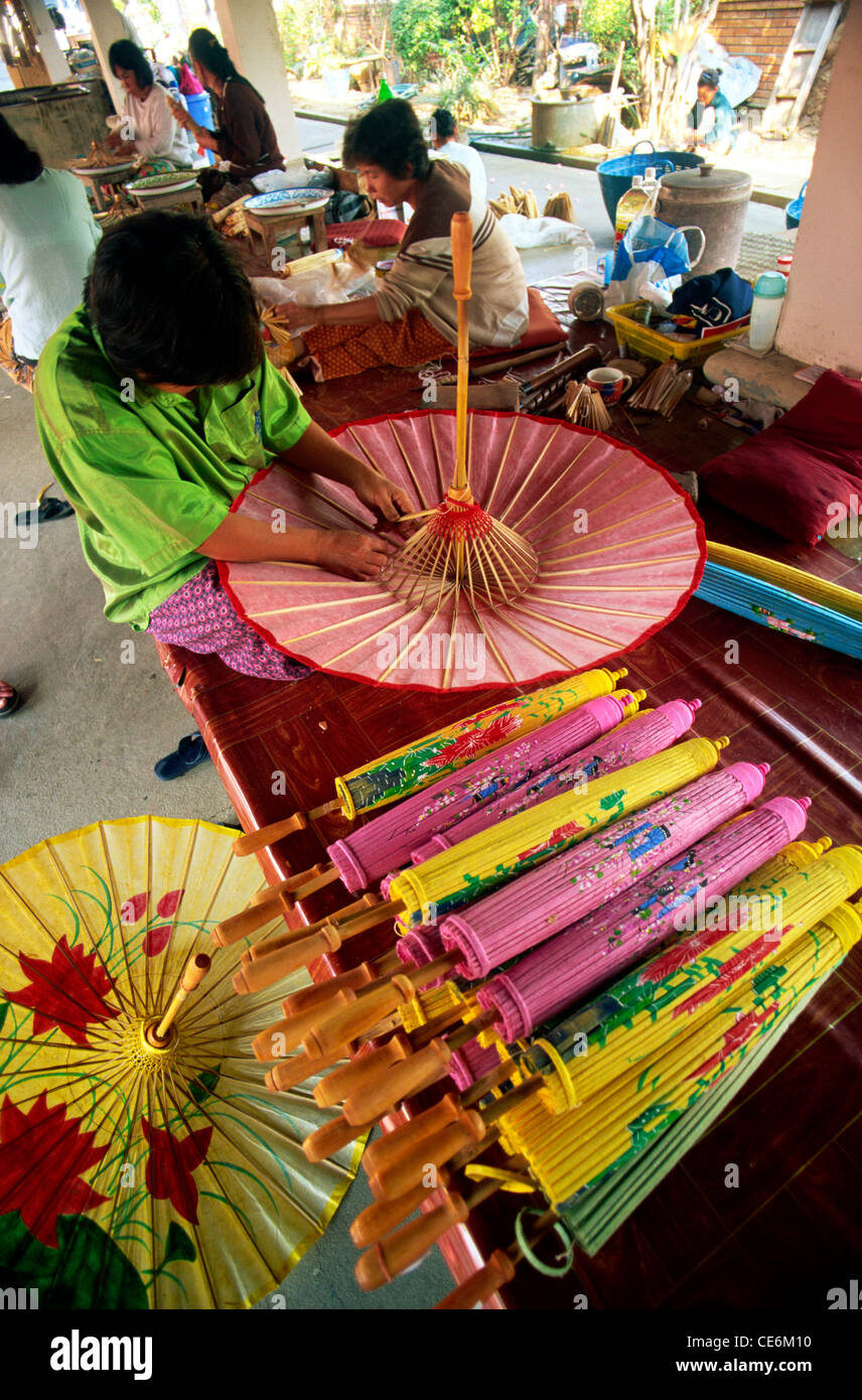 Thailand, Chiang Mai, Borsang Regenschirm Dorf, Umbrella Making Stockfoto