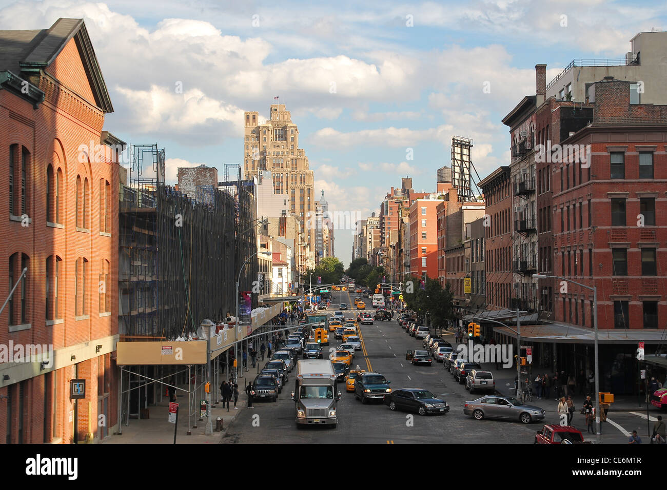 Ein Blick auf eine Straße in Chelsea von High Line Park in New York City Stockfoto