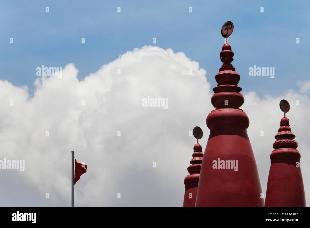 Roten Türmen der Hindu-Tempel mit OM in Sanskrit an der Spitze Stockfoto