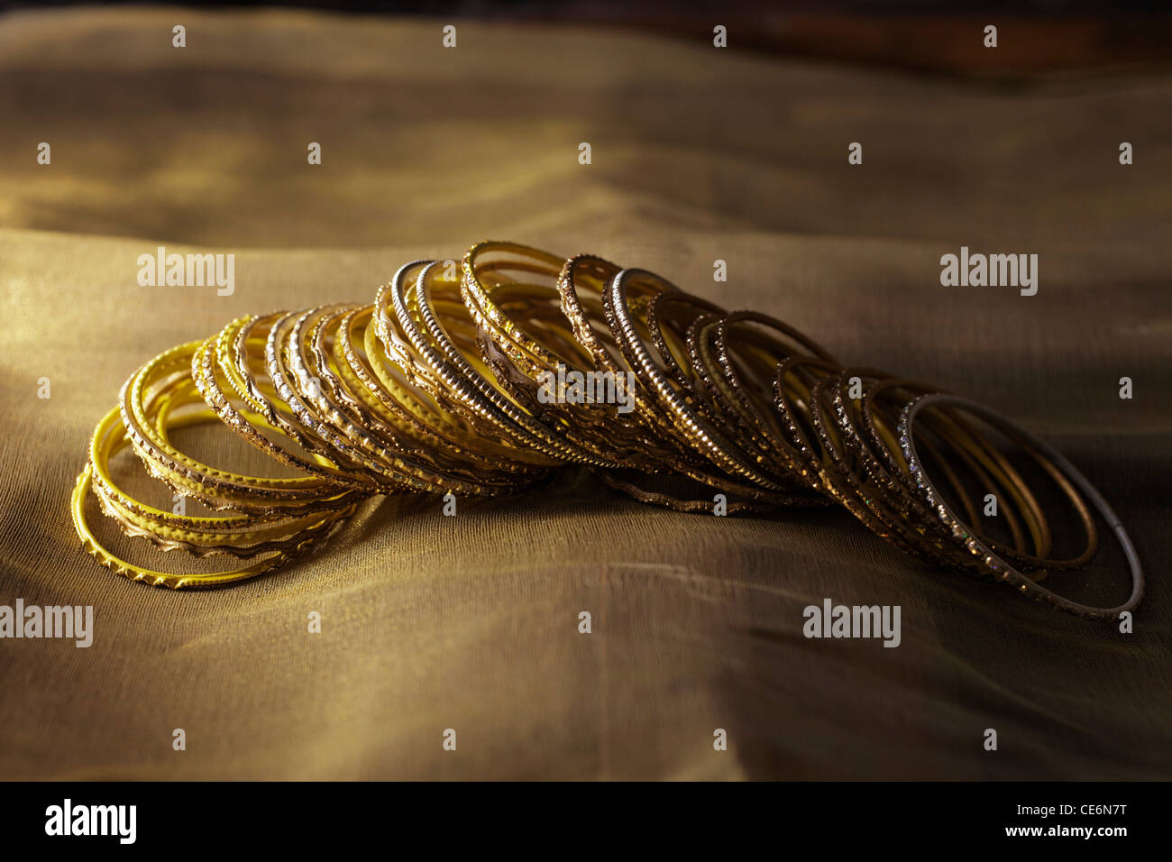 Gold Armreifen in gold sari Stockfoto