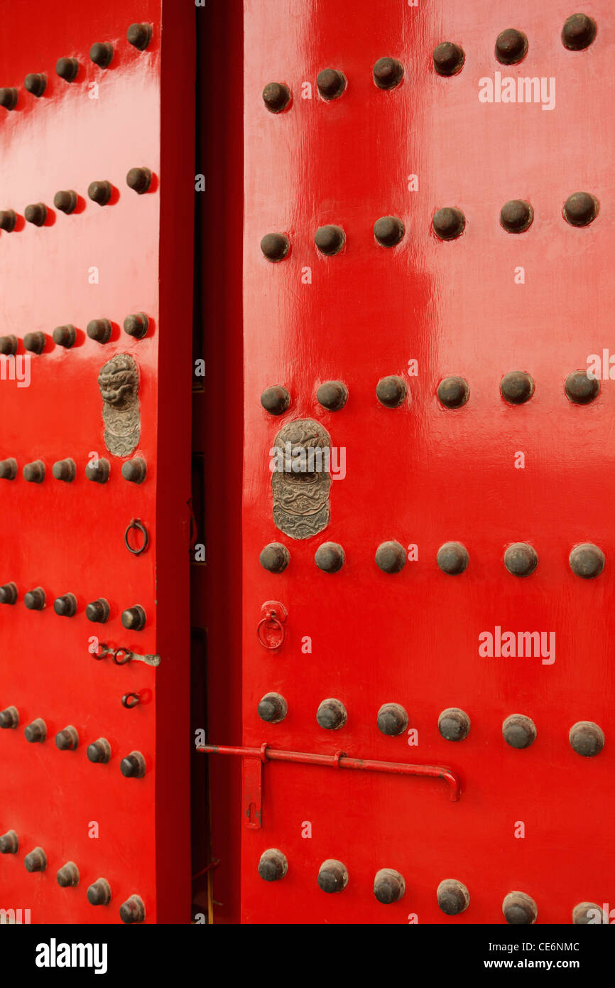 Rote Türen mit Löwenköpfen Stockfoto