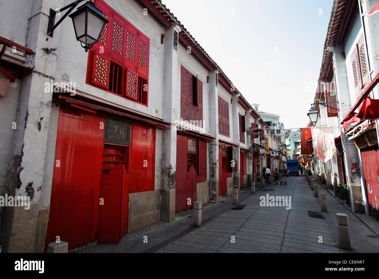 Gasse mit roten Türen in Macau Stockfoto