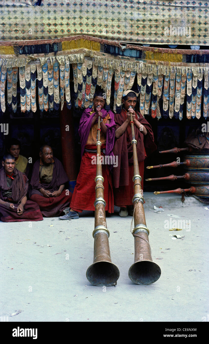 Musiker spielen Musikinstrument lange Hörner; Ladakh Hemis Festival; Jammu und Kaschmir; Indien Stockfoto