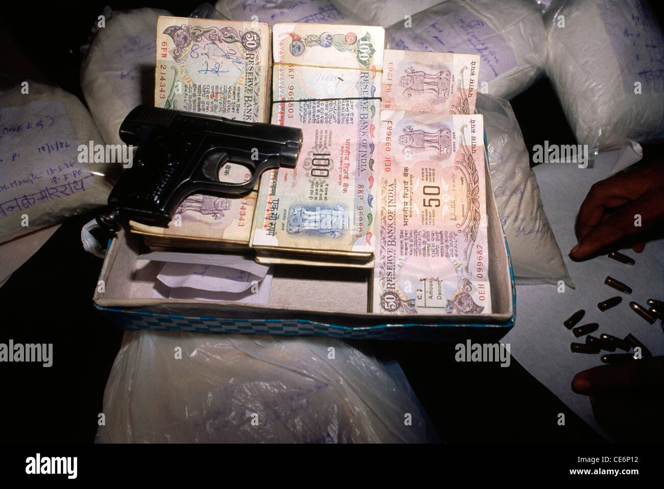 Geld Stellt Fest Wahrung Und Pistole Pistole Und Drogen Beschlagnahmt Durch Polizei Mumbai Indien Stockfotografie Alamy