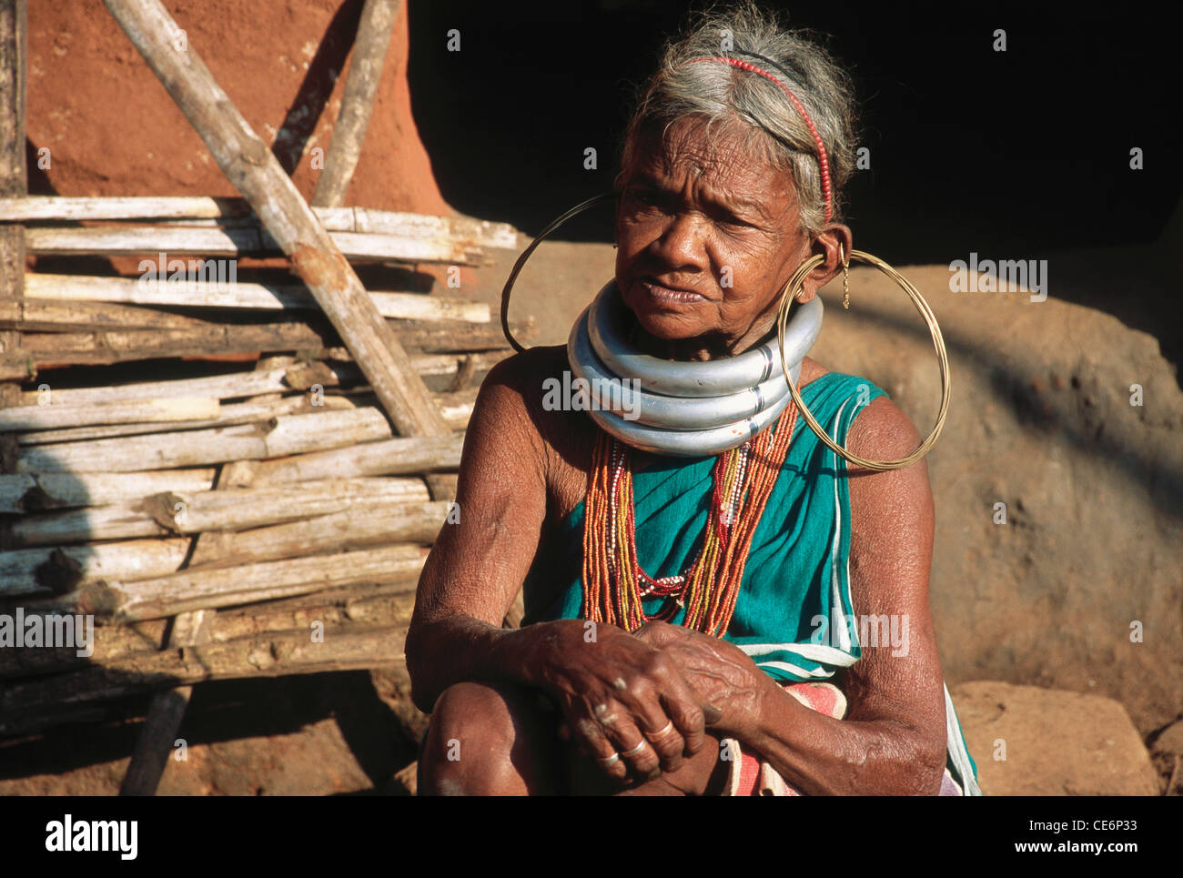 Bonda Stamm Indianerin große Ohrringe und riesige Halsringe; Redaal; Orissa; Indien Stockfoto