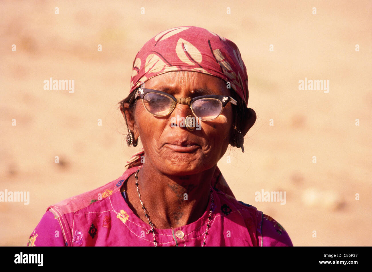 alte Frau in lustige Brillen Nase Gestüt Kopfbedeckungen; Kutch; Gujarat; Indien Stockfoto