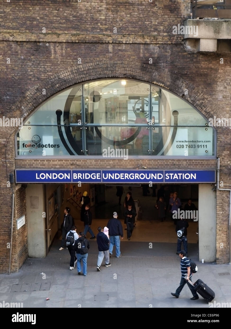 Der Eingang zum unterirdischen Bahnhof London Bridge auf Duke Street Hill. Stockfoto