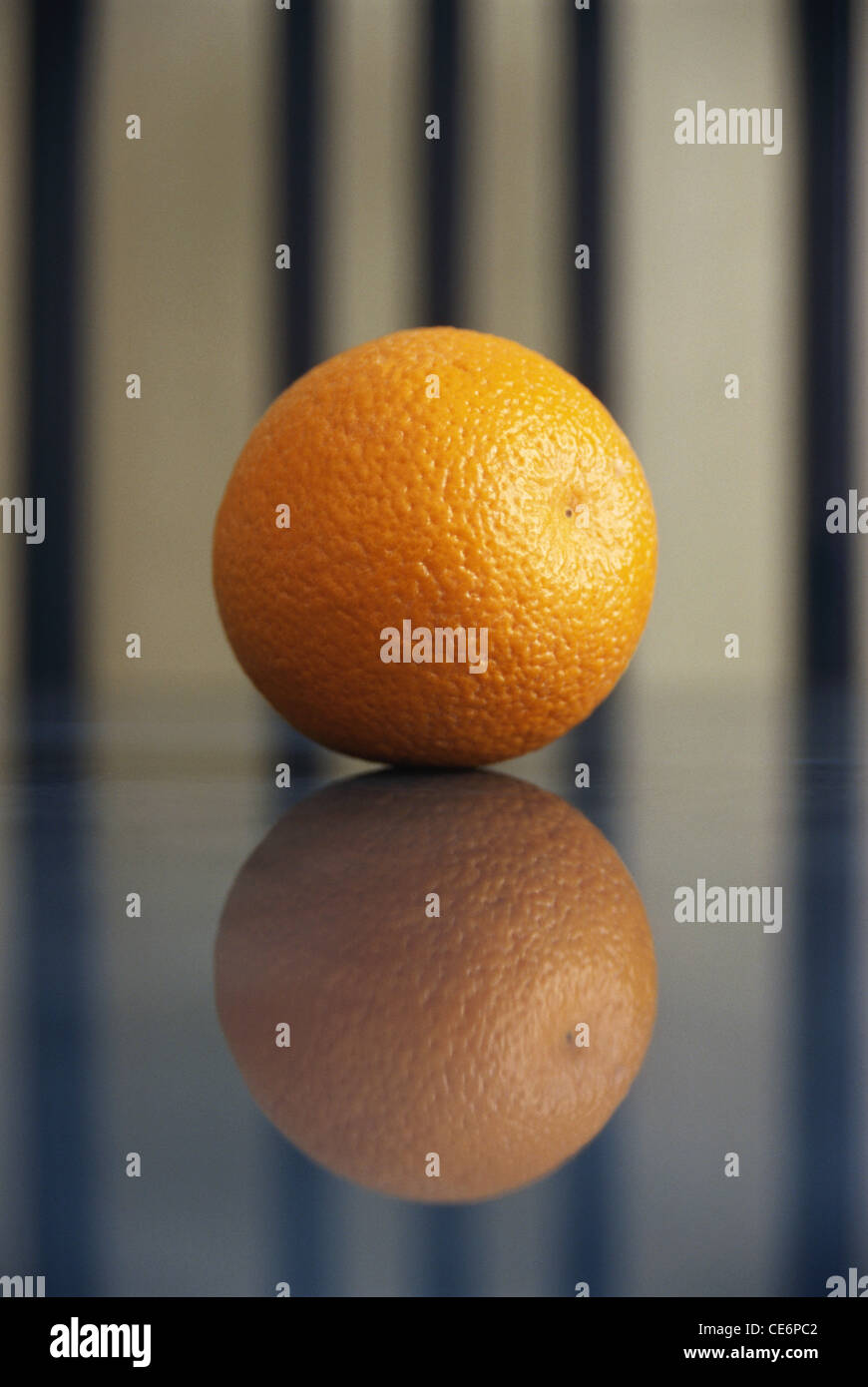 Eine Orange Frucht auf Glas Hintergrund Stockfoto