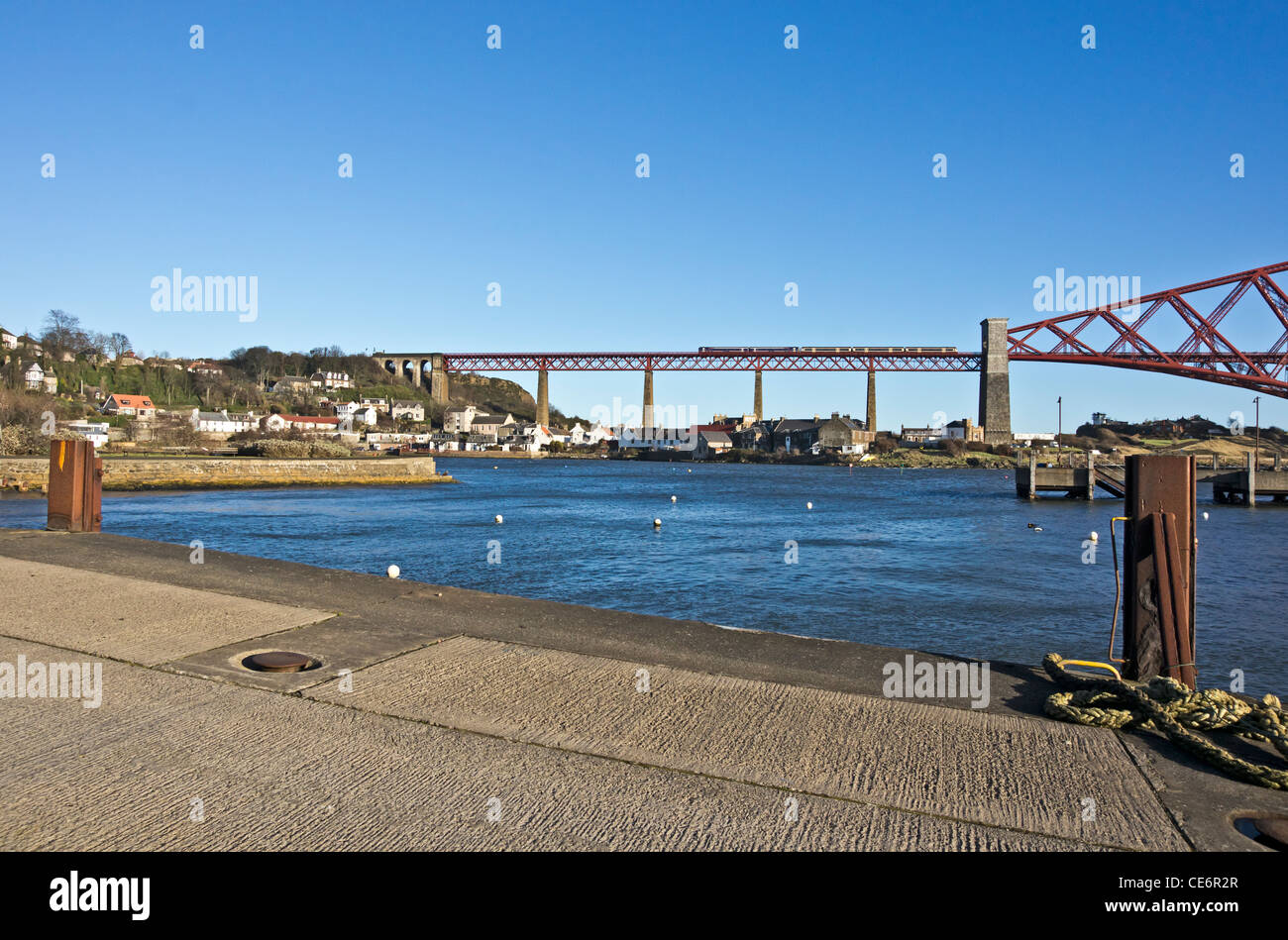 Neu lackiert, gekoppelt Forth Rail Bridge North und South Queensferry mit Scotrail Turbostar DMU & Klasse 158 verbindet. Stockfoto