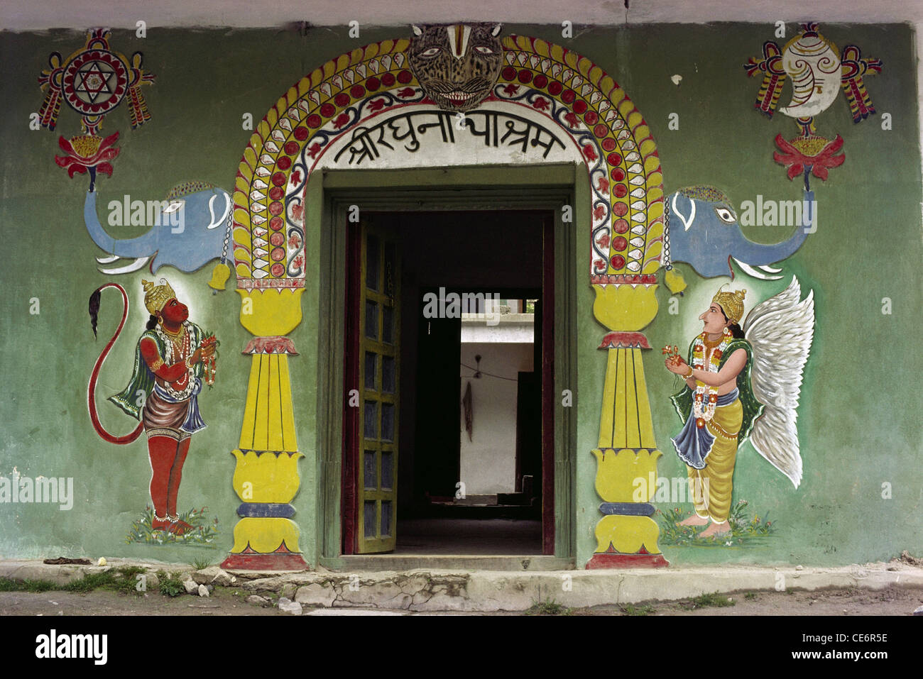 Wandmalereien von Herrn Hanuman und Gott Vishnu als Dvarapala auf Eingangstor von Shri Raghunath Ashram; Uttaranchal; Uttarakhand; Indien; Asien Stockfoto