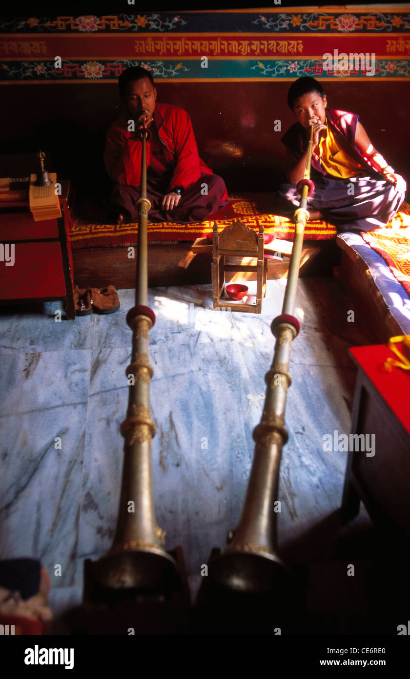 HMA 87792: Buddhistische Mönche spielen lange Hörner Musikinstrumente in tibetischen Kloster; Pokhra; Nepal Stockfoto