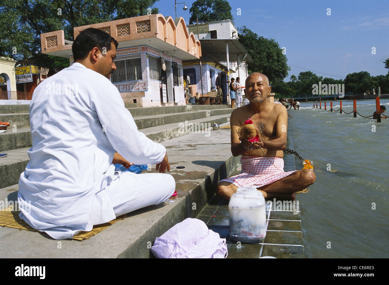 NGS 84923: Greis Durchführung letzte Ölung Asti Visarjan auf Ganga Ghat Haridwar Uttaranchal Uttarakhand Indien Stockfoto