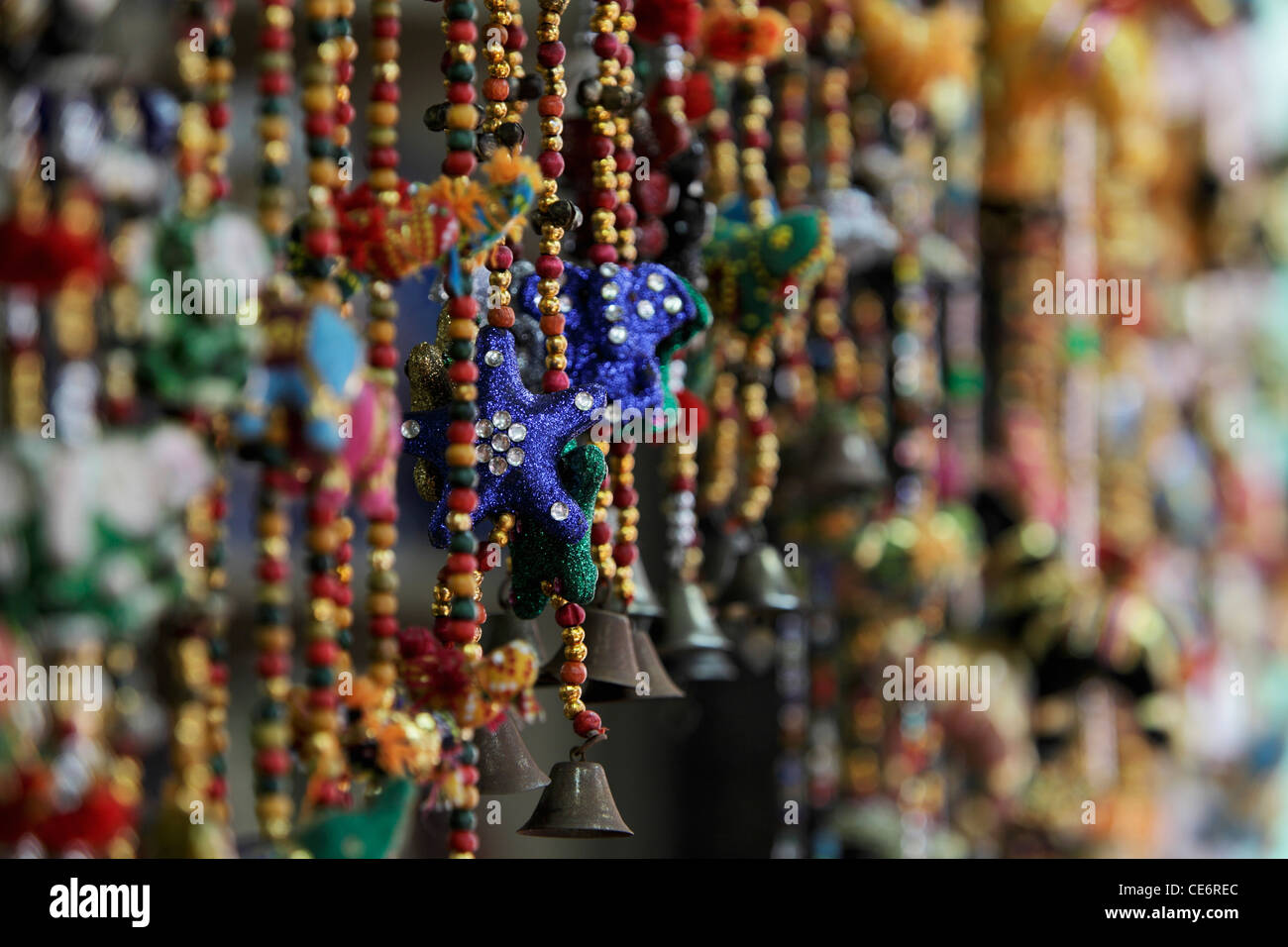 Indische Dekoration mit Perlen und Glocken Stockfoto