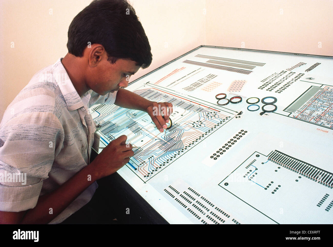 Mann, der in der Elektronikindustrie Indien arbeitet, moderne Leiterplatte der indischen Fabrik Stockfoto