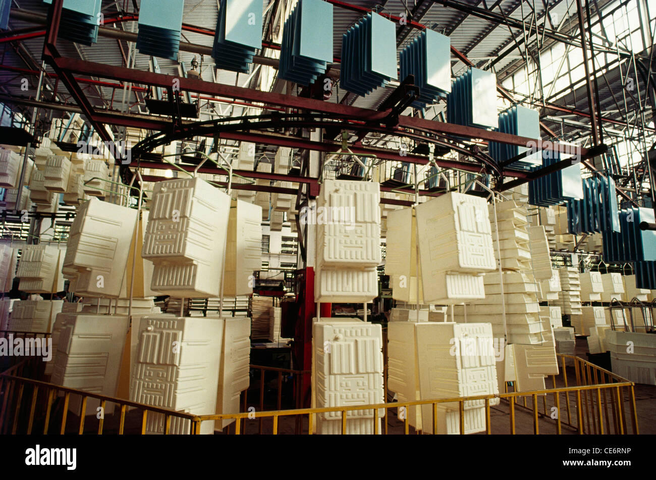 Kühlschrank Manufacturing Process Factory Anlagenbau bewegliche Teile auf cenveyor Riemen Indien Stockfoto