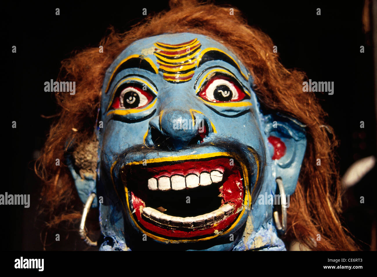 Indische Maske eines Teufels Dämon Angst Angst erschrecken Mund Zähne Mann; assam; indien; asien Stockfoto