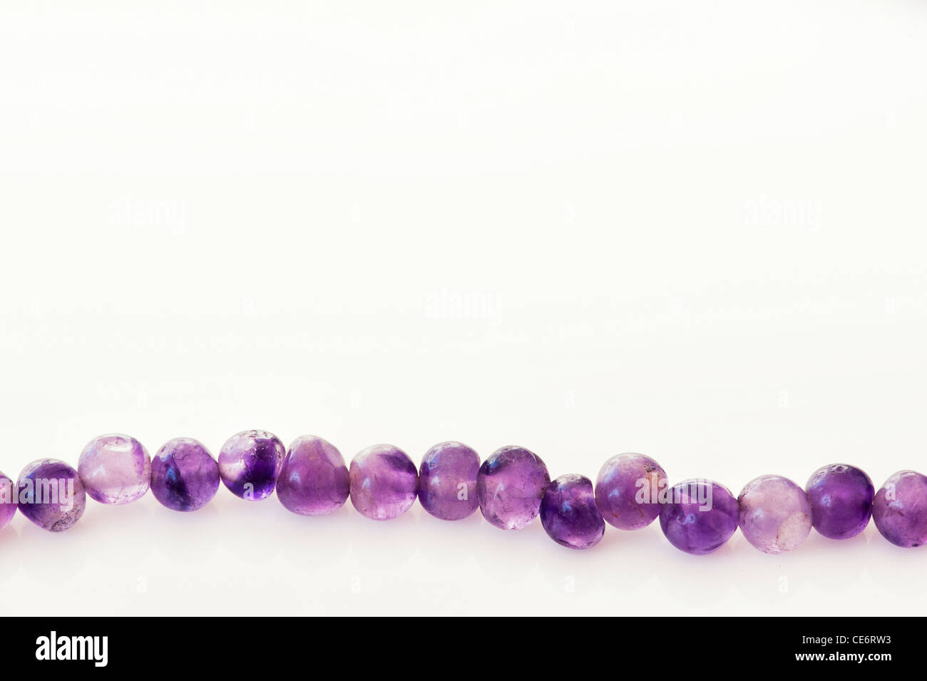 Amethyst Japa Mala Gebetskette auf weißem Hintergrund Stockfoto