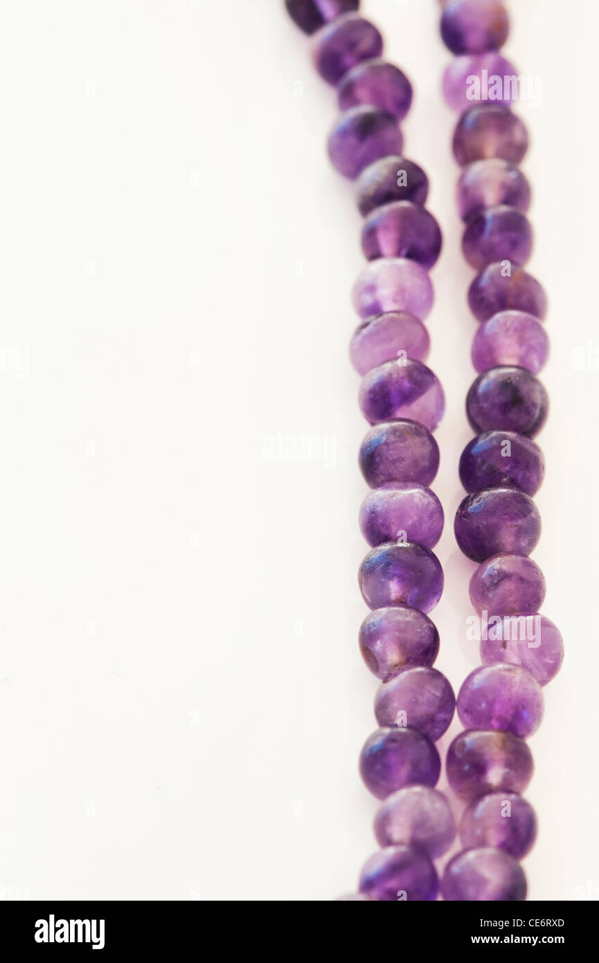 Amethyst Japa Mala Gebetskette auf weißem Hintergrund Stockfoto