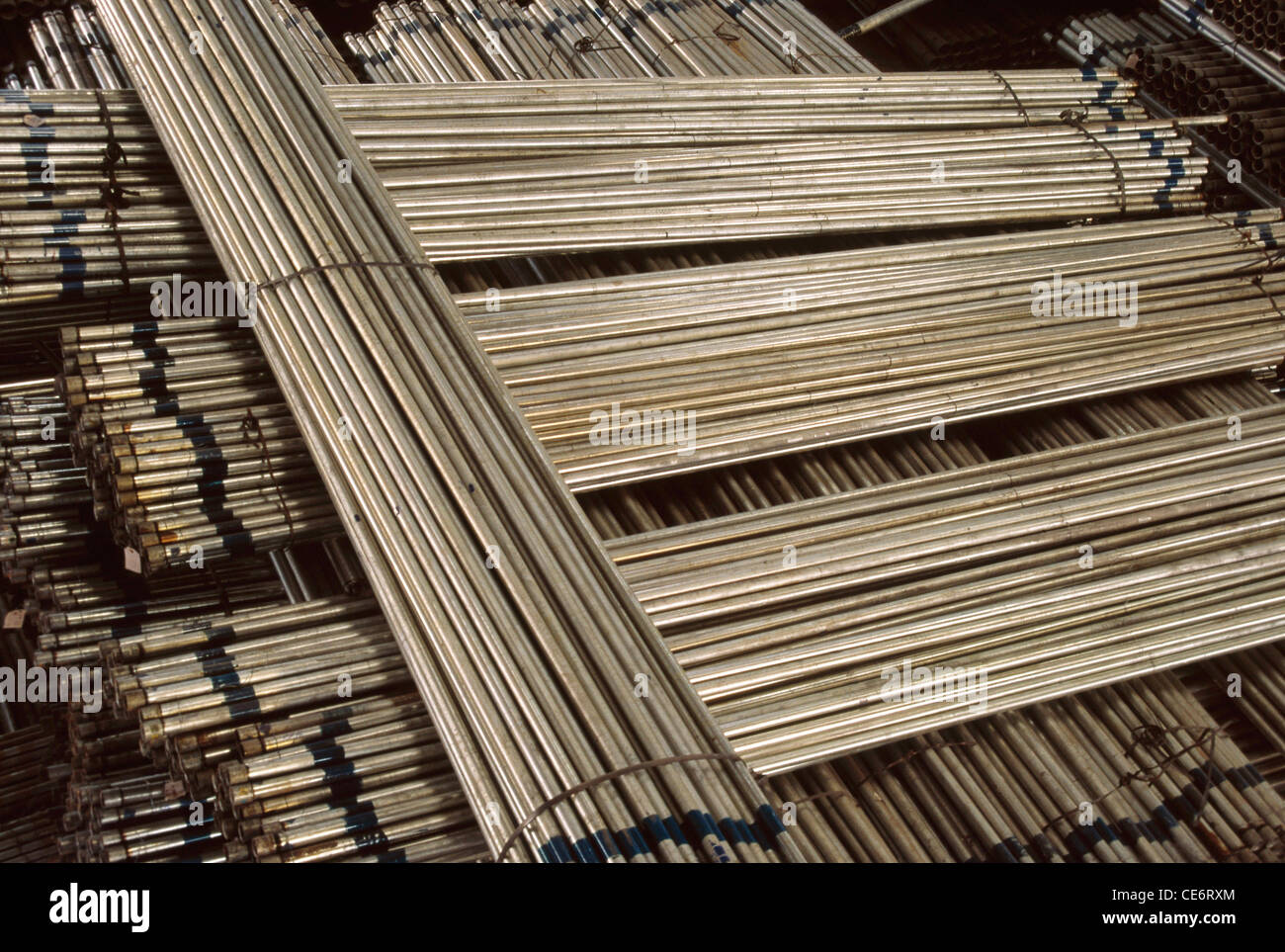 Gestapelte Stahlrohre aus Metall werden im Lagerhaus gelagert, um aus indien nach asien zu exportieren Stockfoto