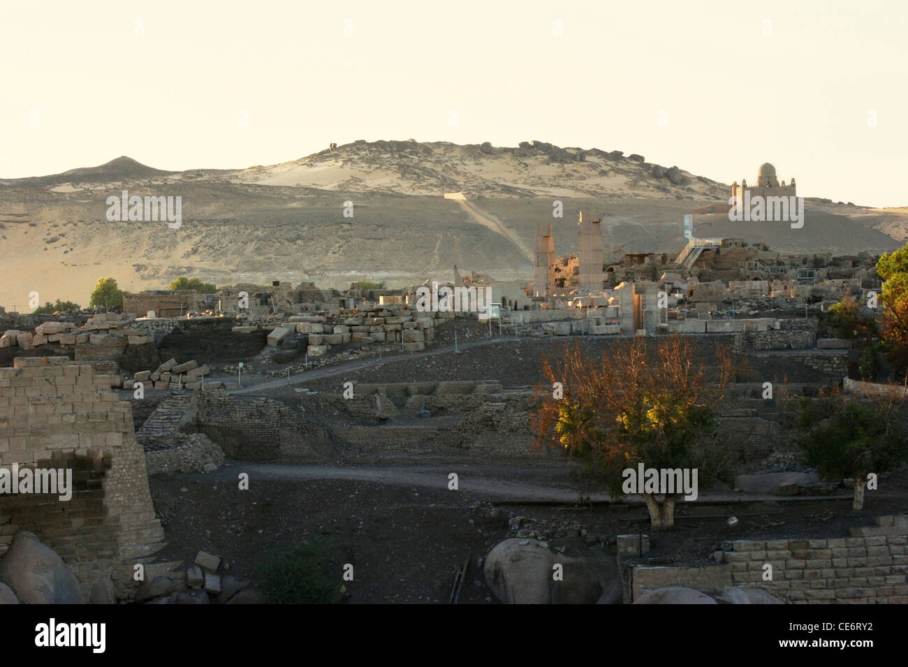 am Abend Landschaft einschließlich das Mausoleum des Aga Khan in Ägypten Stockfoto