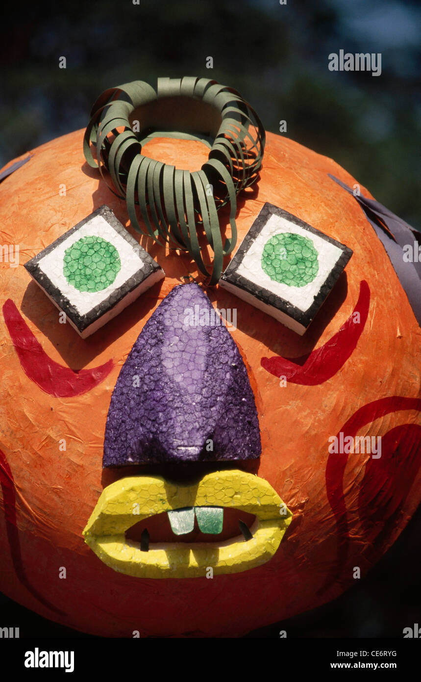 DBA 85074: lustige Maske Buck Zähne handgefertigte viereckige Augen gemalten Orange Gesicht Indien Stockfoto