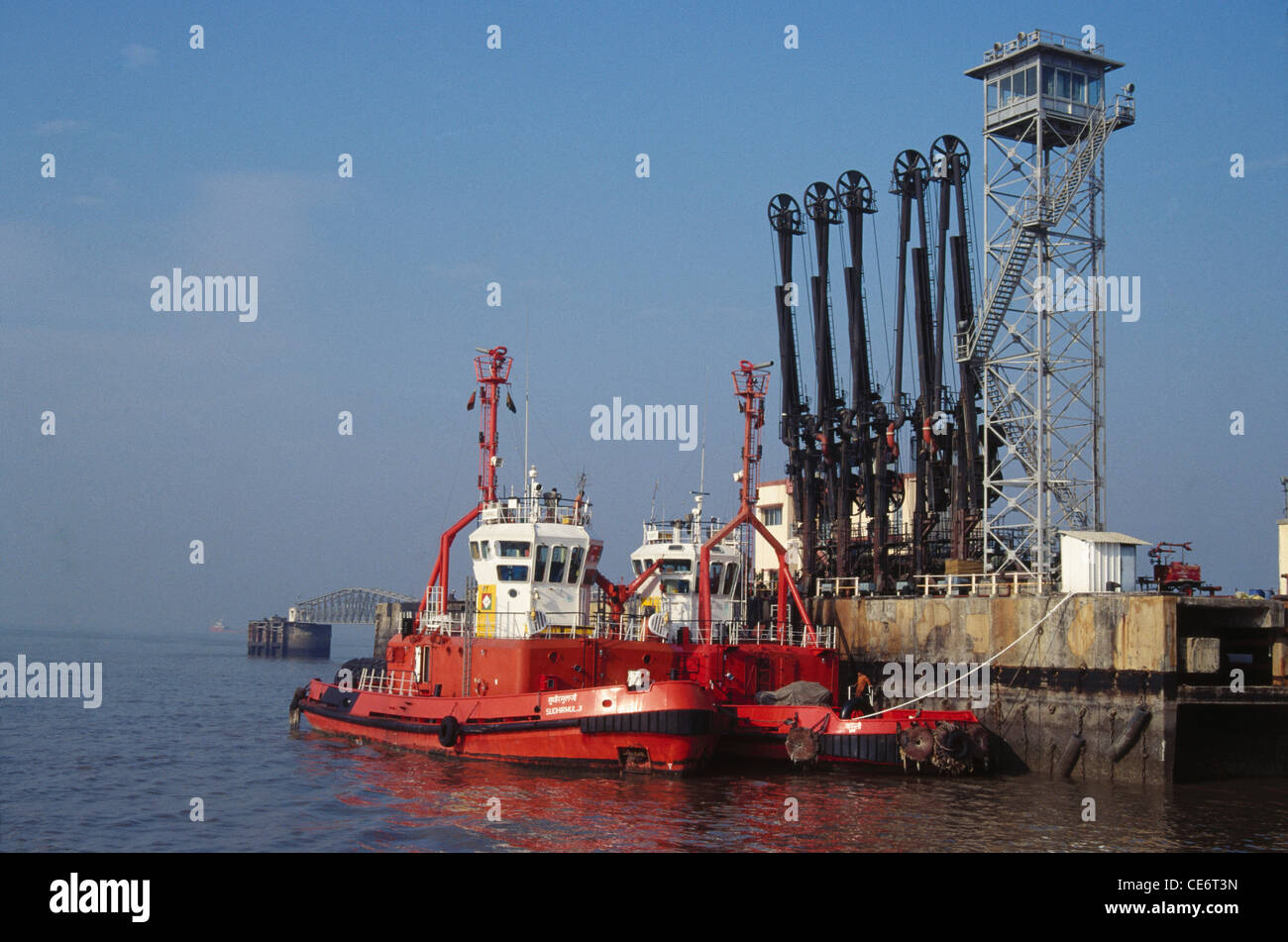 Öltanker, die Öl über Schiffe, Seehafen, Bombay, Mumbai, Maharashtra, Indien, Asien Stockfoto