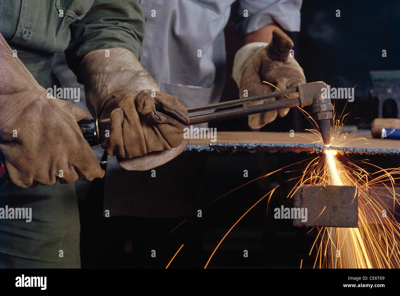 RJP 85806: Gas Cutter Schneiden Blech in engineering Fabrik Indien Stockfoto