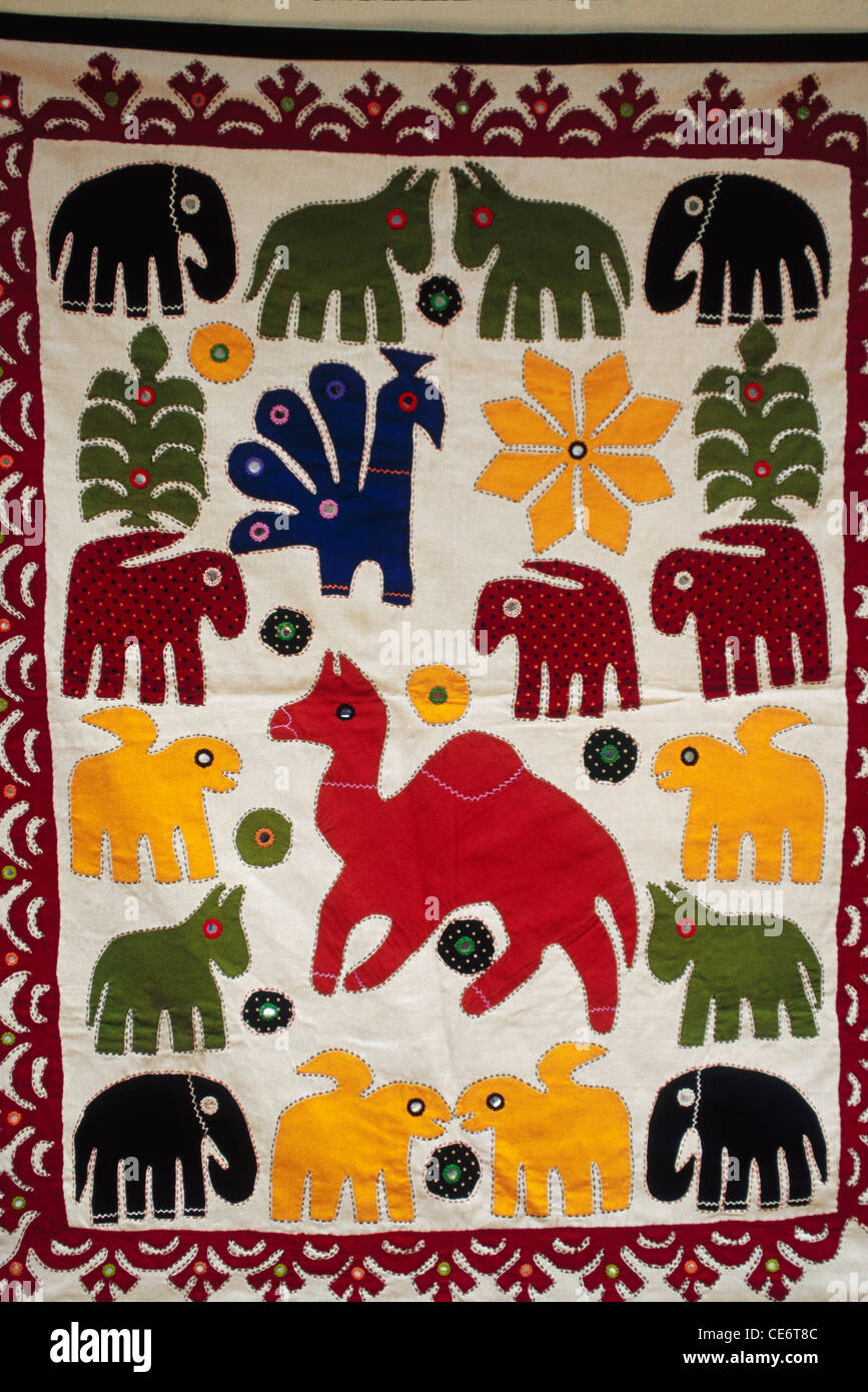 Indisches Handwerk; Patchwork Applikation Stickerei Kamel Elefant Pfau Esel Blume Baum auf Tuch; indien; asien Stockfoto
