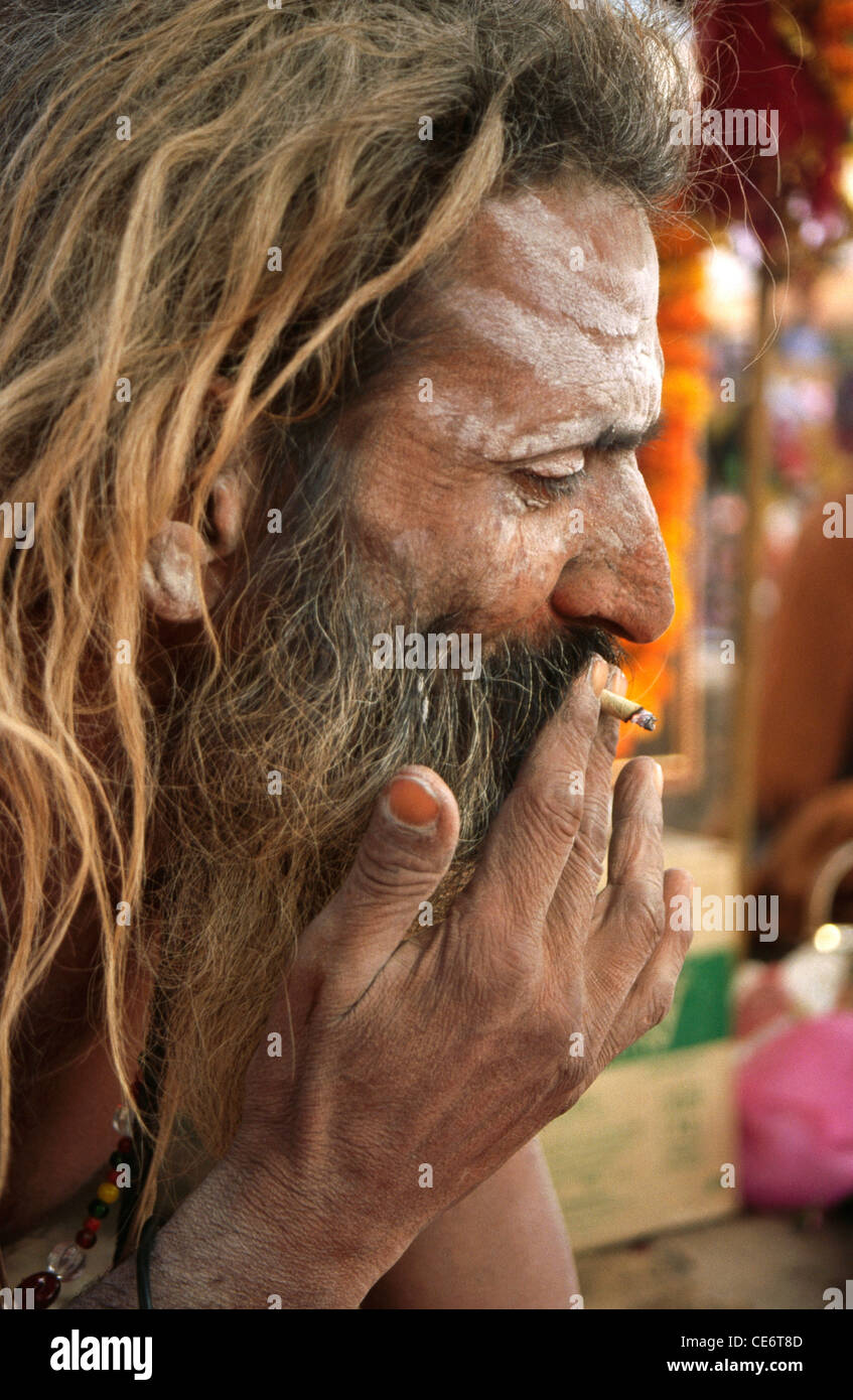 RSC 85887: Sadhu langen verfilzten Haare Rauchen Bidi in Pushkar fair Rajasthan Indien Stockfoto