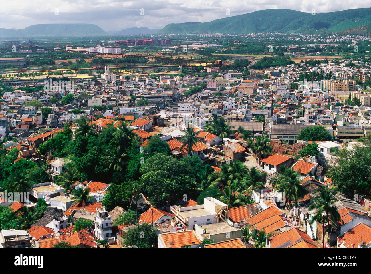 Luftaufnahme des Vishakhapatnam Stadthäuser Ziegeldächern Andhra Pradesh, Indien Stockfoto
