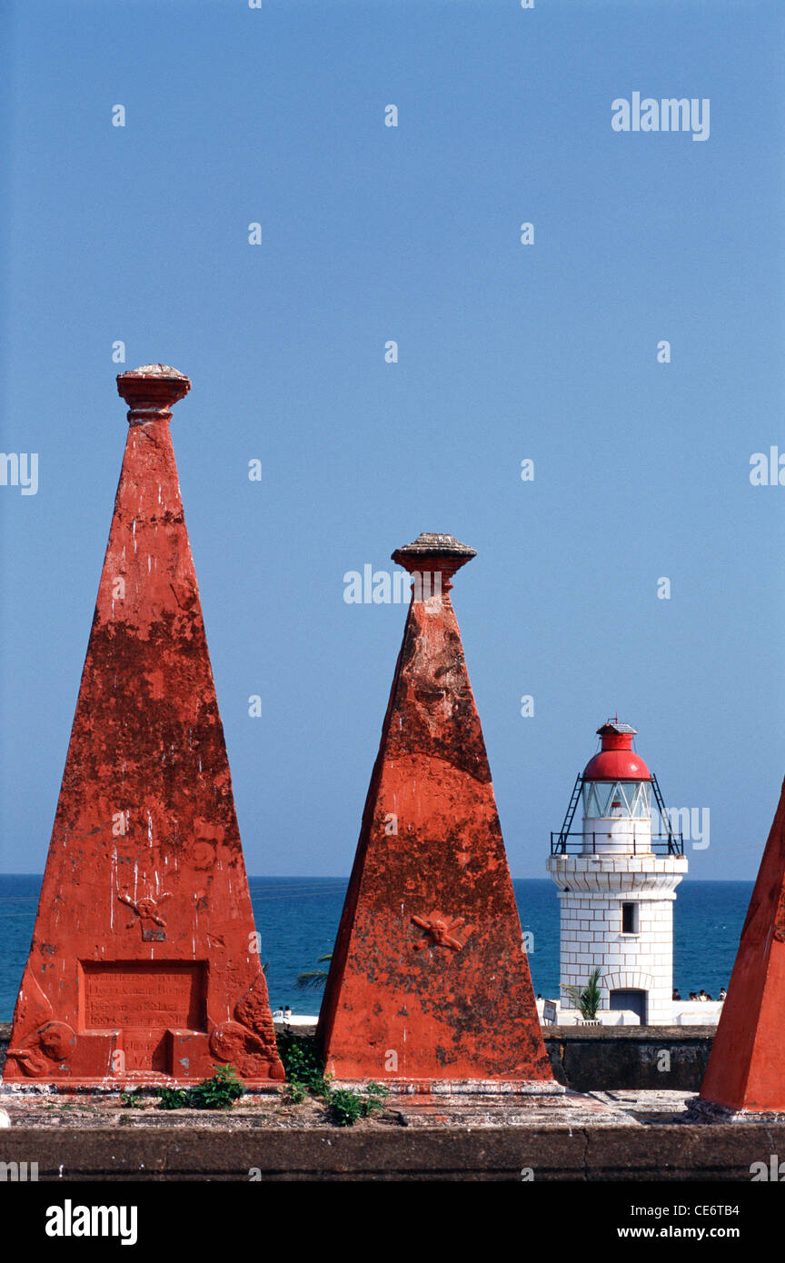 MAA 87999: niederländische Friedhof Türmen und alten Leuchtturm in Bheemunipatnam Andhra Pradesh, Indien Stockfoto