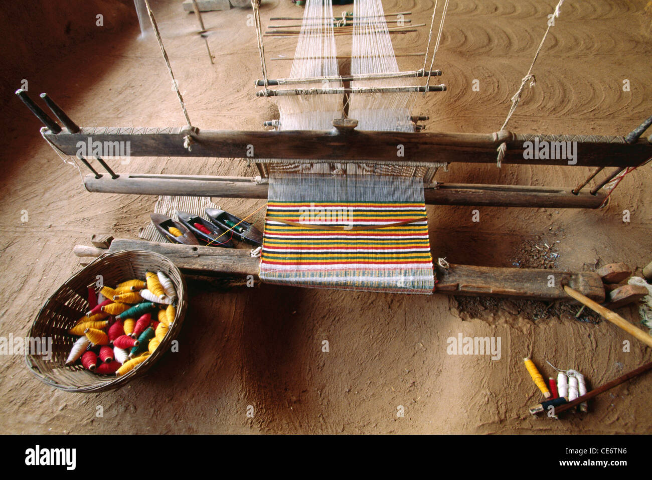 HPA 85103: Handwebstuhl Maschine machen Teppich mit weißen Kettfaden und bunten Schuss Garn Indien Stockfoto