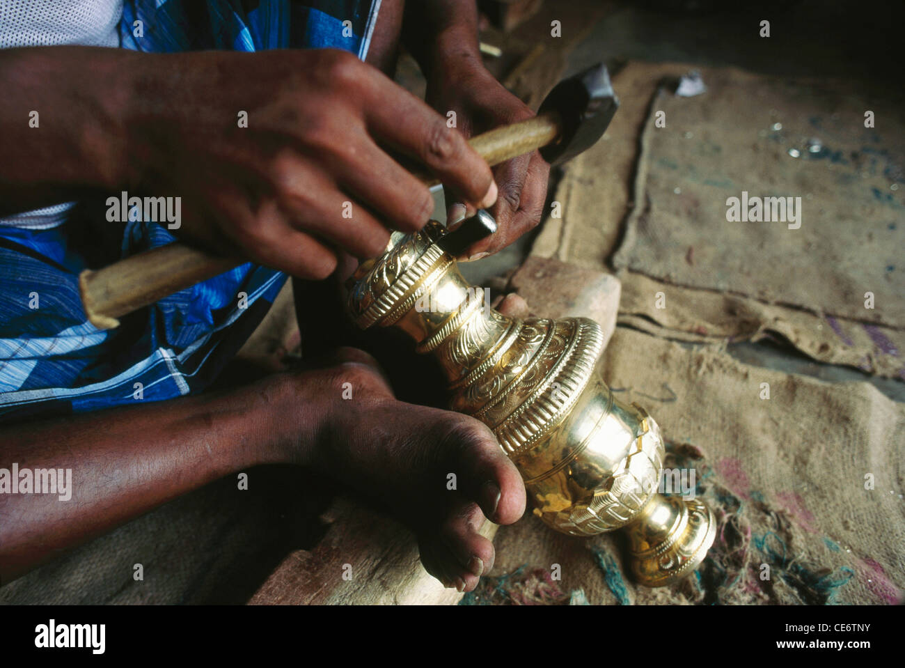 MAA 85110: Mann Gravur machen Messing Metall Lampe Tanjore Thanjavur Tamil Nadu Indien Stockfoto