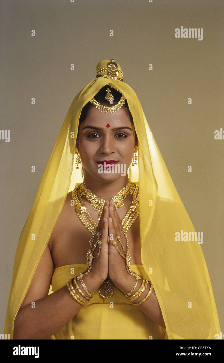 DAC 83280: Namaste Willkommen Hallo Indianerin tragen Goldschmuck Halskette Armreifen hand Schmuck Stirn Schmuck Indien Stockfoto