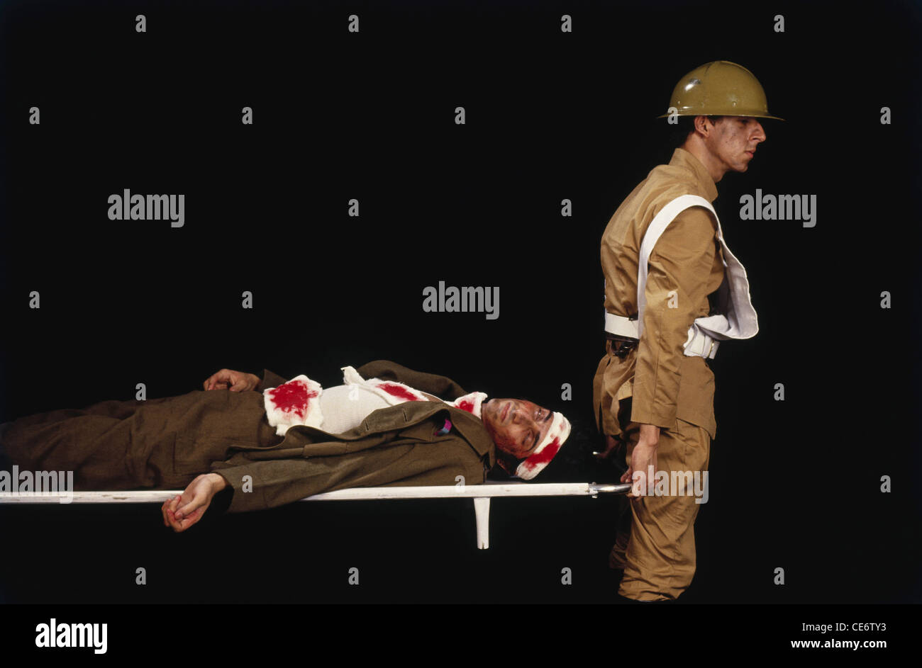 Soldat, die verletzte Person Armee Rettungsaktion Indien Stockfoto