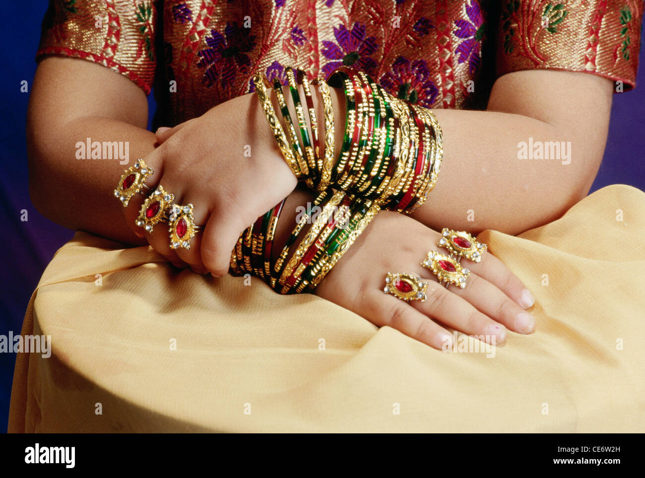 JSS 85223: Frau mit Gold und Edelsteinen Schmuck Armreifen Ringe Indien Stockfoto