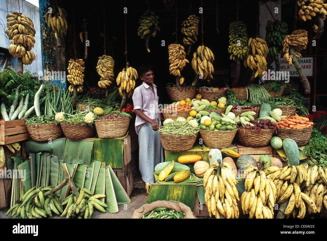 MAA 85241: Obst und Gemüse Shop Verkäufer Verkäufer stehen in seinem Shop Kerala Indien Stockfoto