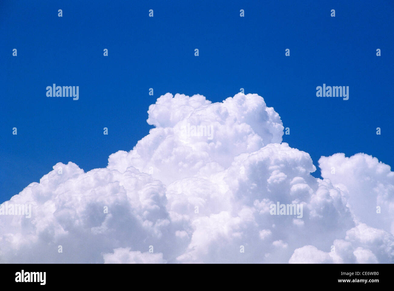 Weiße flauschige Wolken gegen blauen Himmel Stockfoto