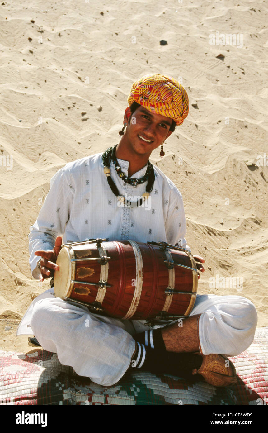 BDR 83378: indische Rajasthani Volksmusiker spielen musikalische instrument dazu doppelte Spitze Fass Trommel Rajasthan Indien Herr # 657 Stockfoto