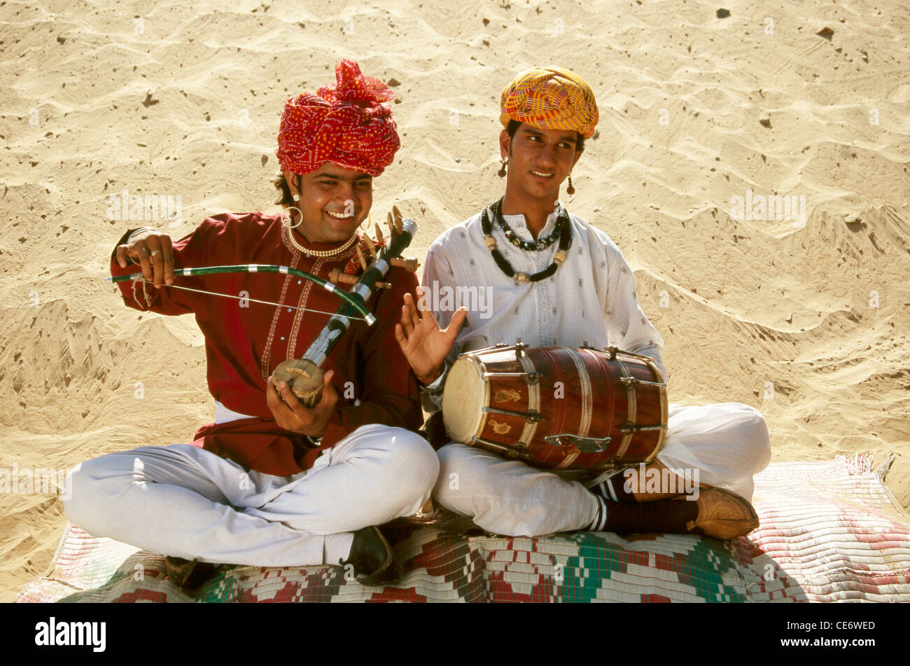 BDR 83390: folk-Musiker spielen indische Violine und Trommel Rajasthan Indien Herr #657B Stockfoto